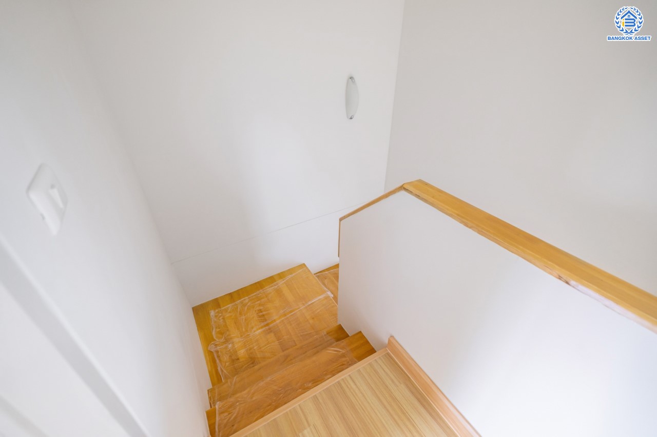 บ้านมือสองตกแต่งใหม่ ม.พลีโน่ ปิ่นเกล้า-ราชพฤกษ์ ทาวน์เฮ้าส์ 2 ชั้นหลังมุม เนื้อที่ 29.2 ตร.ว. ฟังก์ชันจัดเต็ม 3 ห้องนอน 2 ห้องน้ำ จอดรถได้ 1 คัน พร้อมพื้นที่ใช้สอย 148 ตร.ม. การเดินทางสะดวก ใกล้วงเวียนพระรามห้า, The Walk และจุดขึ้นทางด่วน "ศรีรัช"